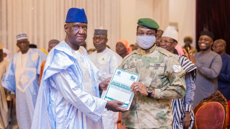 Le Président GOÏTA a insisté sur la responsabilité collective de faire avancer le pays en suivant les recommandations du rapport, soulignant que la paix était désormais à la portée du Mali et qu’il fallait impérativement saisir cette chance. Il a conclu en lançant un appel à la vigilance et à l’action continue, affirmant que le succès du dialogue était une victoire pour tout le peuple malien, une étape cruciale vers un avenir meilleur et plus stable pour le Mali.