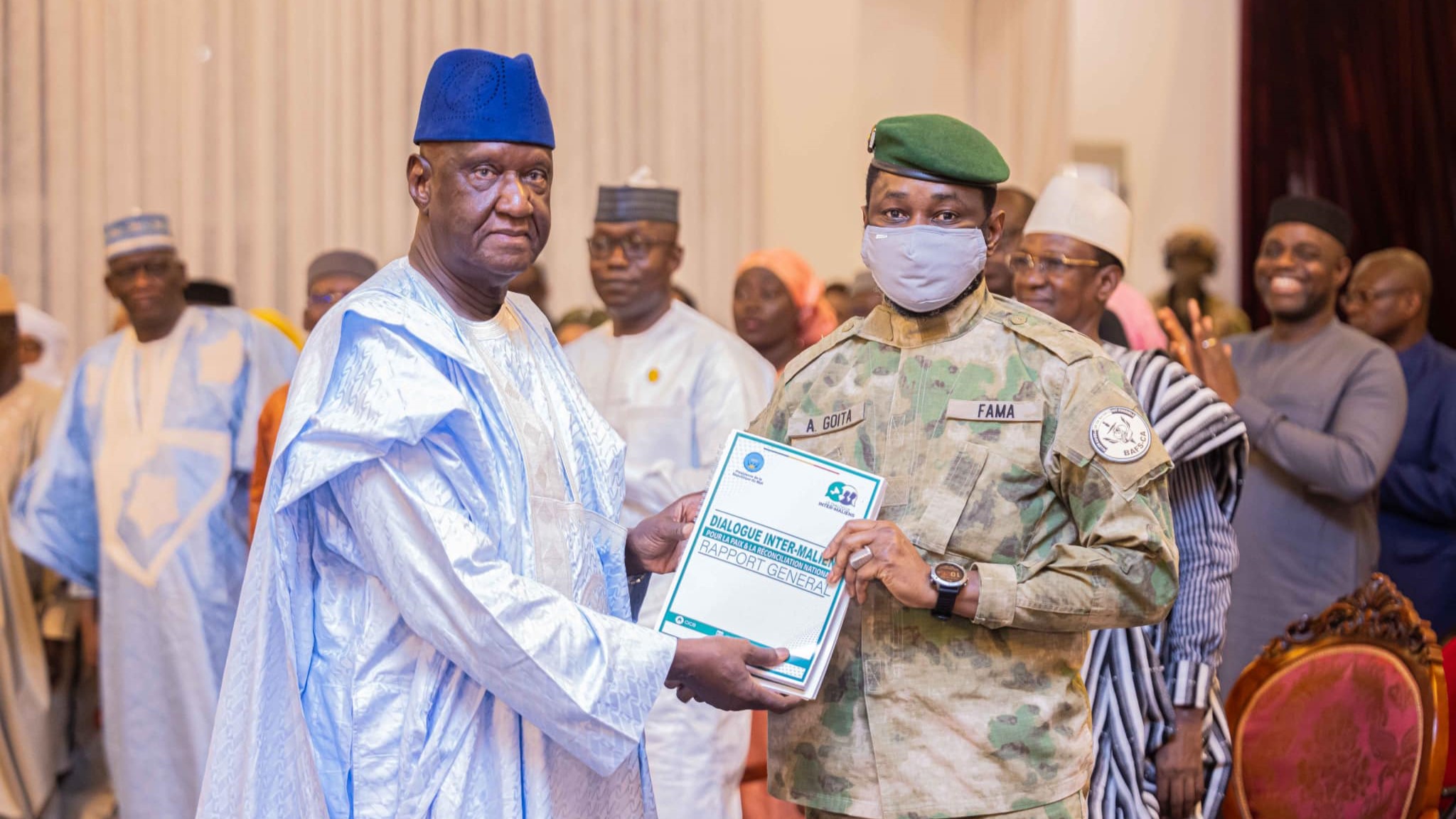 Le Président GOÏTA a insisté sur la responsabilité collective de faire avancer le pays en suivant les recommandations du rapport, soulignant que la paix était désormais à la portée du Mali et qu’il fallait impérativement saisir cette chance. Il a conclu en lançant un appel à la vigilance et à l’action continue, affirmant que le succès du dialogue était une victoire pour tout le peuple malien, une étape cruciale vers un avenir meilleur et plus stable pour le Mali.