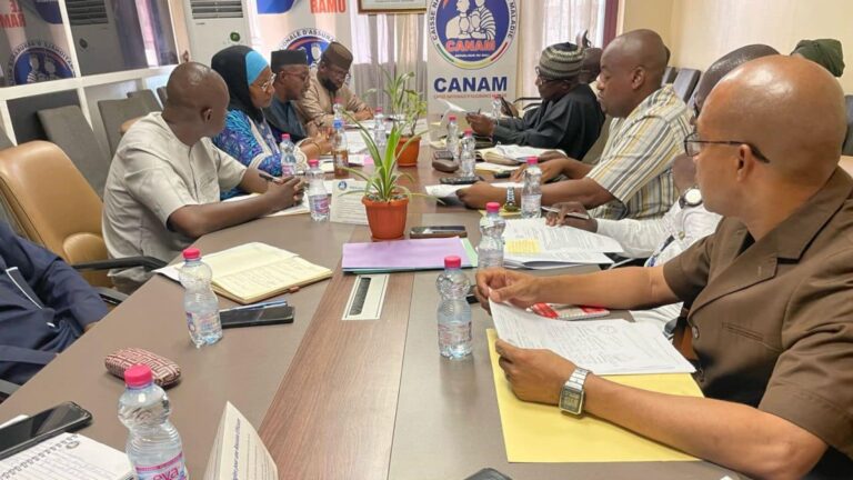 Un point central des débats a été l'examen minutieux de quarante-quatre (44) feuilles de soins et des factures soumises par les pharmacies à la CMSS pour remboursement. Parmi ces documents, 29 pièces ont suscité des soupçons de fraude.