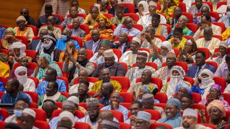 A quelques heures de la fin du dialogue inter-maliens, des questions taraudent les esprits. Un boulevard s’ouvrira-t-il pour Colonel Assimi Goïta ? L’appel incessant de sa candidature sera-t-il acté ? Tout le monde retient son souffle en attendant la décision du DIM, ce vendredi.