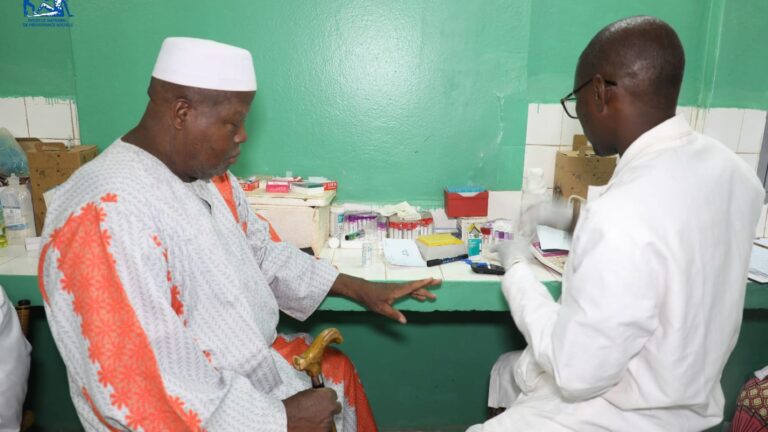 L'objectif principal de cette deuxième activité est de sensibiliser les citoyens à l’importance de l’assurance volontaire. En effet, de nombreux travailleurs évoluant dans le secteur informel, tels que les commerçants, les artisans et les travailleurs indépendants, n’ont pas accès à une couverture sociale adéquate. L’INPS souhaite ainsi combler cette lacune en informant davantage et en incitant ces travailleurs à souscrire à l’assurance volontaire.