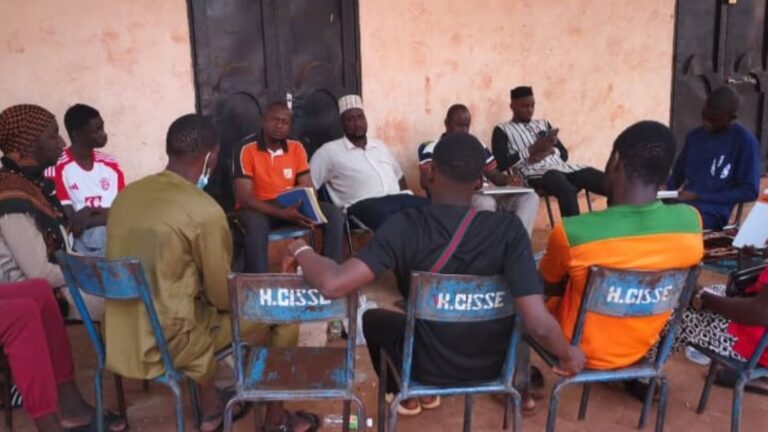 « Ce document est un guide, un outil de travail qui a été mis à disposition par notre partenaire, LUCEG (Lutte contre la corruption pour et par l'égalité du genre). C'est un projet canadien qui s'est rendu compte que les organisations qui luttent beaucoup contre la corruption n'ont pas d'outil pour véritablement lutter contre ce fléau. C'est un document de plus de 30 pages où la corruption est bien détaillée dans tous les secteurs avec des images à l'appui. C'est à travers ces images que nous allons sensibiliser beaucoup de nos compatriotes sur les conséquences de la corruption, car nous sommes une population à 80% analphabète. Même les agents de la corruption, c'est-à-dire ceux qui pratiquent la corruption, pourront ainsi se retirer de cette pratique », a expliqué le Président Moussa O. Touré.