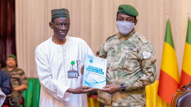 Le rapport indique que sur les 55 recommandations prioritaires, 20 ont été totalement réalisées et 33 sont en cours de réalisation. En ce qui concerne les 153 actions prioritaires complémentaires, 10 ont été réalisées et 110 sont en cours de réalisation. Pour les 309 recommandations non prioritaires, 19 ont été réalisées et 121 sont en cours de réalisation. Le rapport met également en avant les réformes institutionnelles et politiques, soulignant les efforts de rationalisation des institutions et du droit pour structurer une nouvelle société malienne.