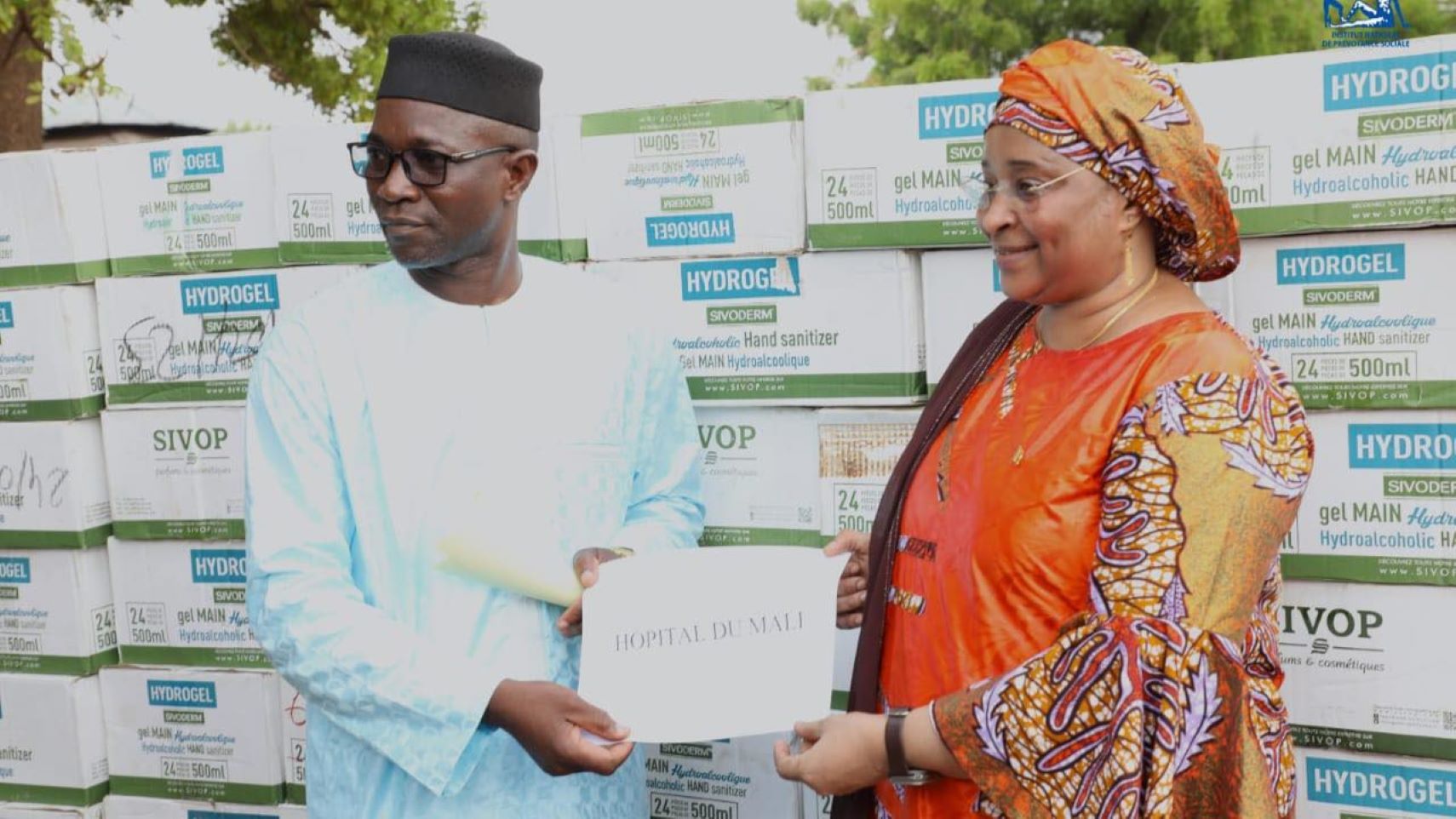 D’une valeur totale d’environ huit cents millions de francs CFA (800 000 000 F CFA), le paquetage est composé des équipements de réanimation et de suppléance vitale, des équipements de surveillance des paramètres vitaux, des équipements d’oxygénothérapie, des équipements de perfusion et d’exploration fonctionnelle, des sources de secours d’énergie (onduleurs), des intrants et des vivres, dont 200 sacs de sel, 400 cartons de savon, 7 tonnes de riz, 7 tonnes de mil et 120 sachets de 25 kilos de lait.