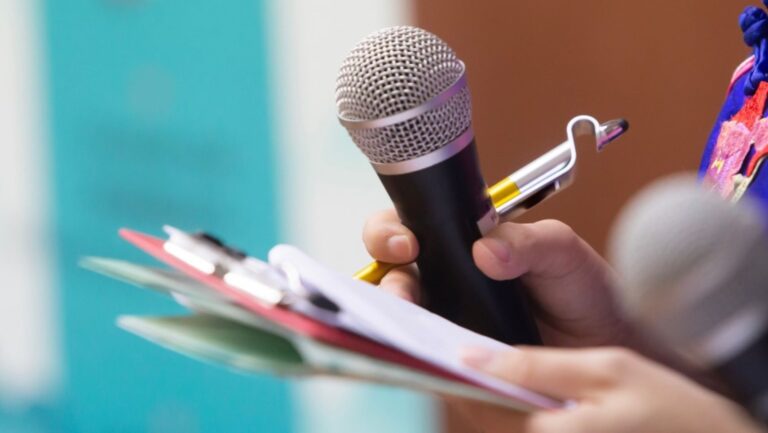 ‘’ L'instabilité politique’’ qui règne dans le pays ‘’compromet’’ également ‘’ l’accès des journalistes aux informations’’. Les tensions politiques et les conflits internes compromettent davantage l'environnement médiatique, restreignant ainsi la capacité des journalistes à travailler en toute sécurité et sans entrave.