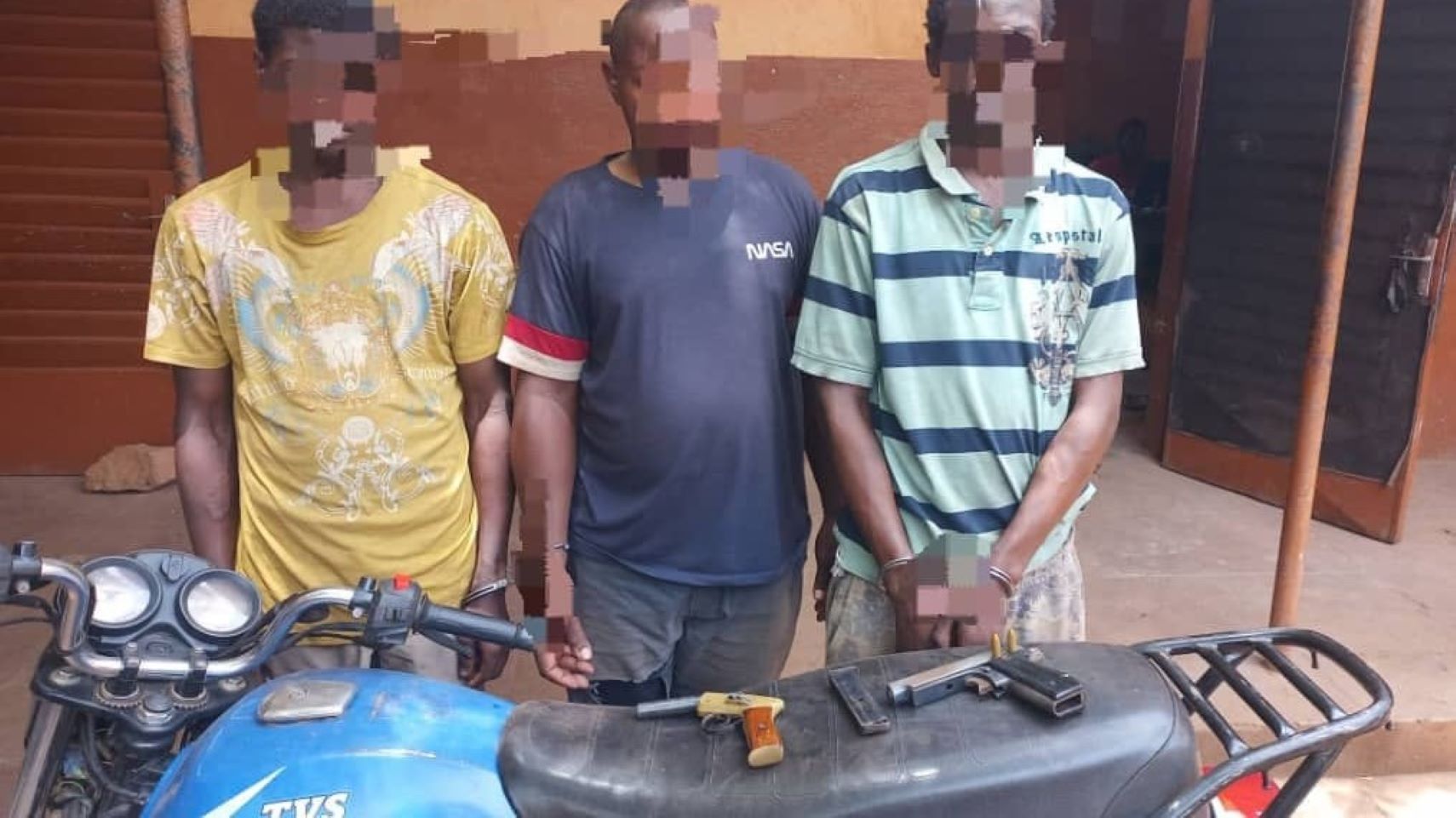 Au même moment son client et les deux (02) individus se sont emparés de sa moto pour s’en fuir. La victime s’est débrouillée à rejoindre la position du PS.60 de Banconi.