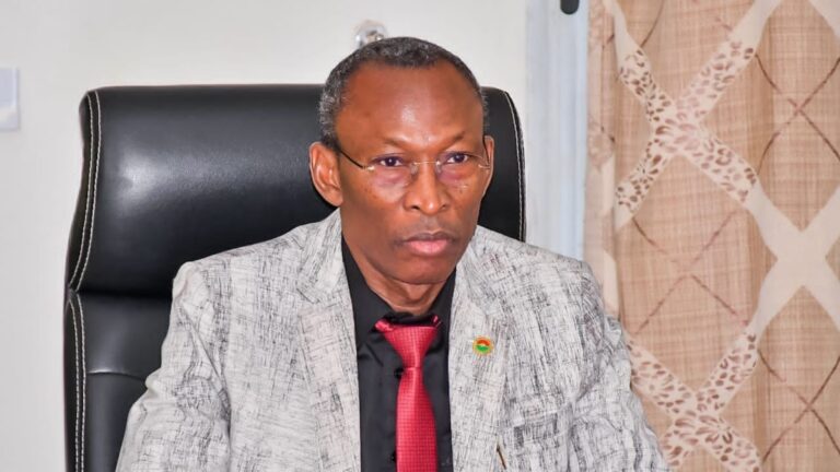 "Les médias impérialistes comme France 24, RFI et TV5 Monde, Jeune Afrique se sont emparés de ce sujet pour essayer de semer la confusion, de créer le trouble. Ce qui pourrait être favorable à l'intervention de leurs maîtres pour mettre fin à ce régime. Ceux qui sont âgés savent qu'avant l'assassinat du Président Thomas Sankara, c'est ainsi qu'on a procédé. La presse française a procédé à la diabolisation du Président Thomas Sankara, ensuite en finançant la production de tracts au Burkina Faso contre lui, pour préparer l'opinion à ce qu'on se débarrasse de lui. Ces médias ne sont pas fiables. C'est la raison pour laquelle nous les avons interdits dans notre pays. Bien avant, nous avons perçu leur félonie, d'où l'interdiction d'émettre de France 24, de TV5 Monde, RFI et de Jeune Afrique, car nous ne voulons pas que ces médias inoculent leur venin dans notre population.", a soutenu le Chef du Gouvernement.