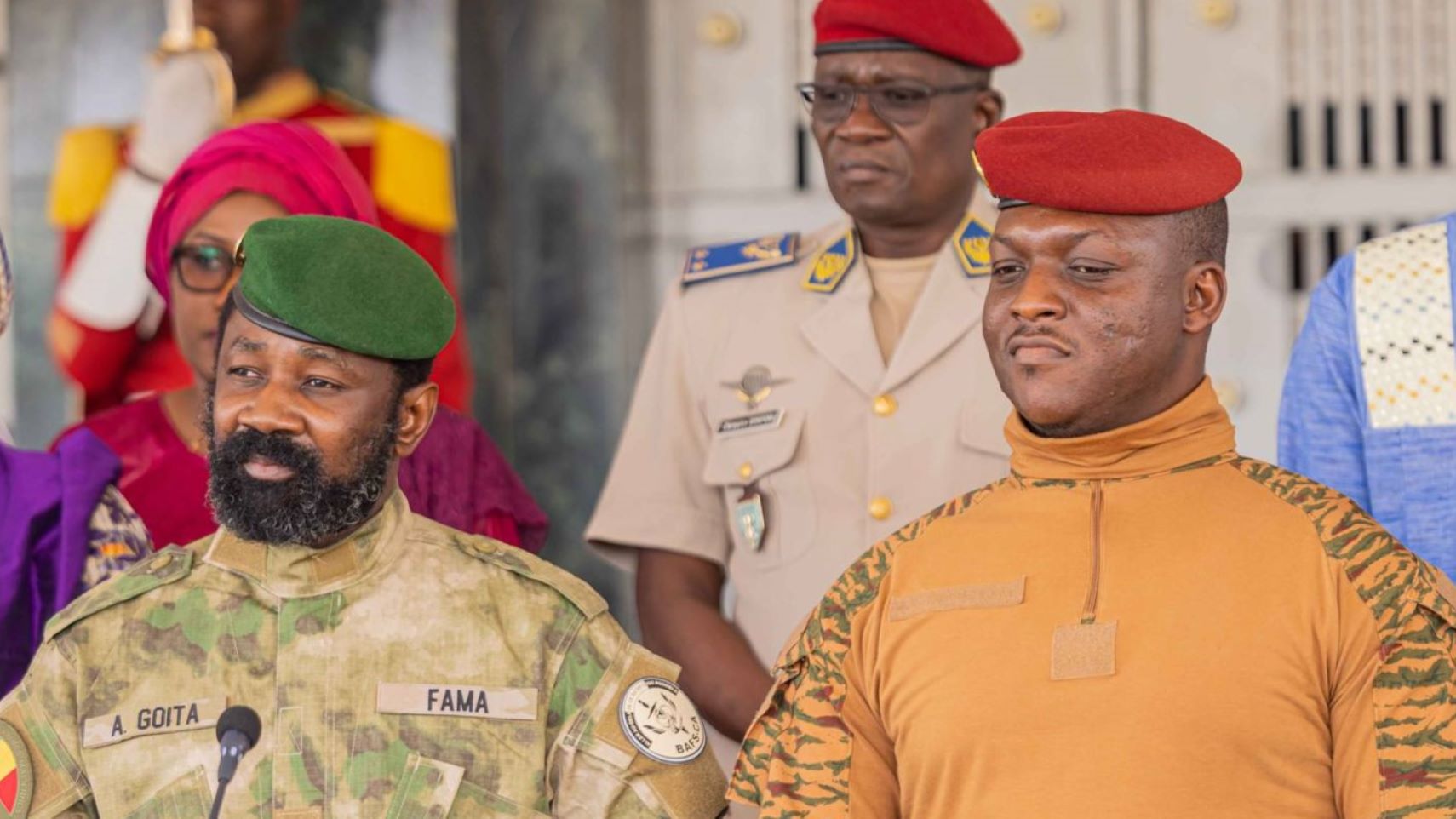 Le Président GOÏTA a également mis en avant l’amélioration et le renforcement de la coopération sécuritaire avec le Burkina Faso, notamment à travers des formations conjointes, le partage de renseignements et la mutualisation des moyens. Il a souligné l’acquisition du droit de poursuite des terroristes sur les territoires respectifs des deux pays, ce qui facilite les opérations conjointes.