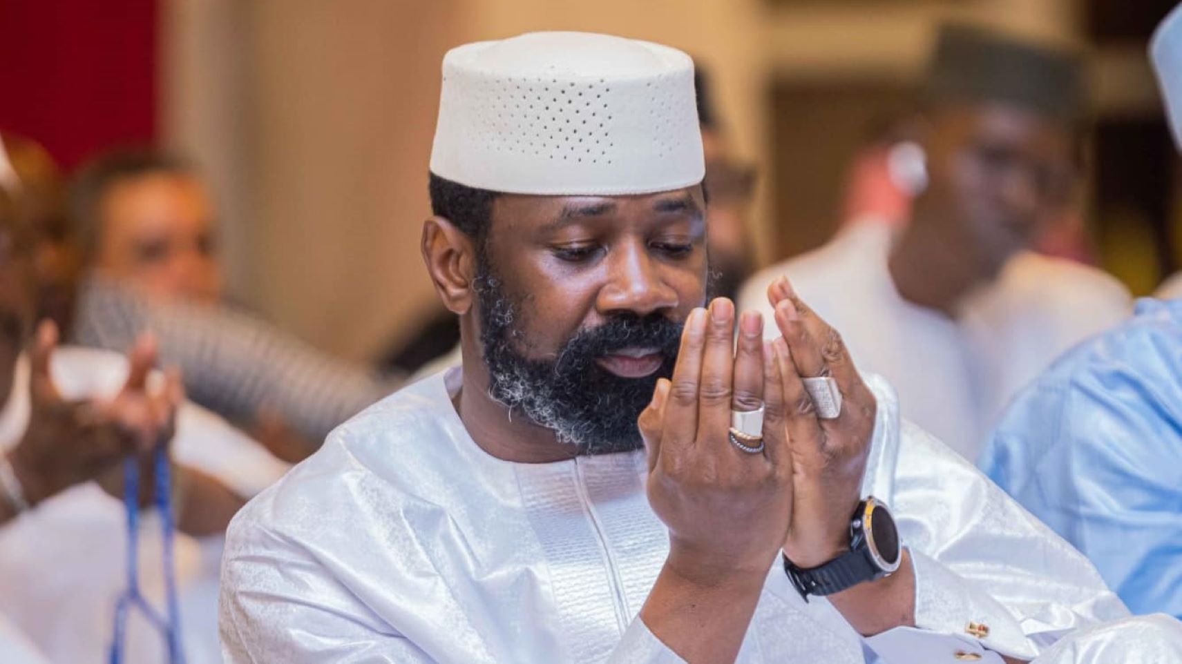 Le Président GOÏTA s’est ensuite adressé aux Maliens, de l’intérieur comme de l’extérieur, aux partenaires et amis du Mali, en leur souhaitant bonne fête d’Aïd el-Kébir. Il a également saisi l’occasion pour remercier les Maliens pour leur participation massive au Dialogue Inter-maliens.