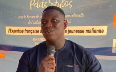 Cette conférence, à la fois instructive et interactive, a servi à Cheick Oumar Doumbia, un ‘’jeune remarquable, avec une expertise de pointe, axée sur une analyse fine sur les questions de l'inadéquation Formation-Emploi’’, d’inviter les jeunes à se battre pour ce en quoi ils croient, à agir comme s’ils ne peuvent pas échouer, et être disposés à apprendre, apprendre à résoudre des problèmes avec la volonté de faire le maximum, tout en n’étant pas partisan du moindre effort.