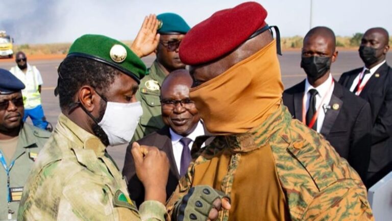 La visite du Président malien s’inscrit dans un contexte où le Burkina Faso, le Mali et le Niger, tous trois confrontés à des attaques terroristes récurrentes, ont décidé de renforcer leur coopération à travers l’Alliance des Etats du Sahel (AES). Cette alliance vise à mutualiser les efforts et les ressources des trois nations pour libérer leurs territoires des groupes terroristes et autres forces du mal.