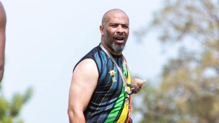 Alors que la FEMAFOOT n’a pas mentionné les raisons qui l’ont poussé à limoger Eric Sékou Chelle, les derniers résultats des Aigles du Mali ont pesé dans la balance. Le Sélectionneur et ses poulains ont perdu leurs derniers matchs, ils se sont inclinés contre le Ghana (1-2) dans les arrêts de jeu, le jeudi 6 juin 2024 après-midi à Bamako lors de la 3ème journée des éliminatoires de la Coupe du Monde 2026. Les Aigles ont ensuite fait un match nul 1-1 face à l’Afrique du Sud. « Des résultats décevants », a pesté un officiel de la FEMAFOOT. Qui a pesté : « Des choix et remplacements non judicieux. »