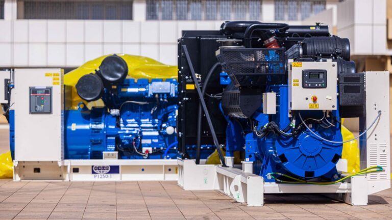 Après les initiatives pour les centrales solaires à Sanankoroba, Safo et Tiakadougou-Dialakoro, le Président de la Transition poursuit ses efforts pour améliorer la fourniture d’énergie au Mali. Un premier lot de 15 groupes électrogènes, qui sera suivi d’un second lot de 10 groupes, a été remis pour atténuer les coupures d’électricité et répondre aux besoins énergétiques du pays.