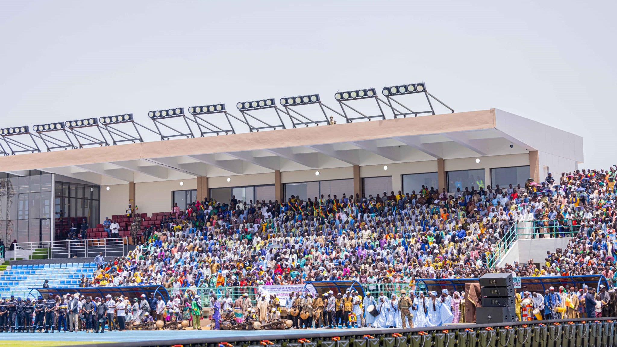 Le stade a été entièrement rénové et équipé conformément aux normes internationales de la CAF et de la FIFA. Les travaux ont inclus la réhabilitation des vestiaires et des toilettes, une infirmerie, des salles de crise, une salle de presse, un salon VIP, des installations pour les officiels et les arbitres, un système d'éclairage amélioré, une pelouse refaite avec un nouveau système de drainage et d'arrosage automatique, ainsi que des équipements modernes pour les joueurs et les arbitres