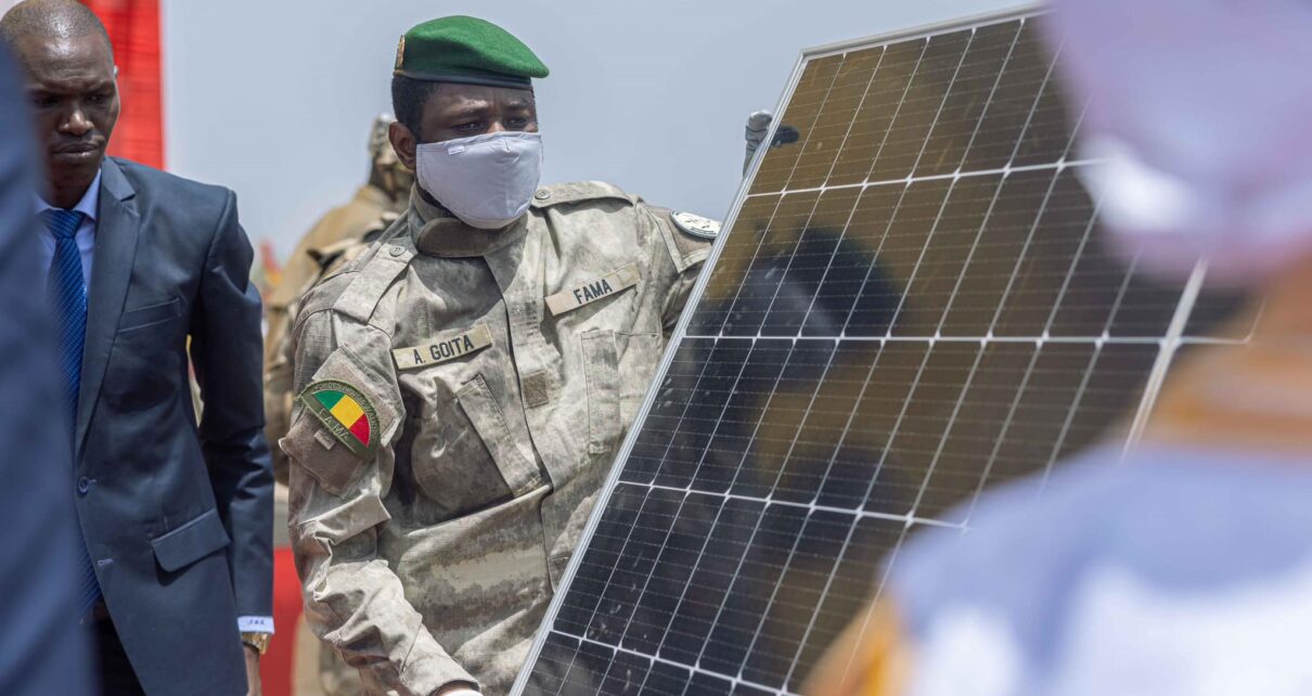 Cette nouvelle centrale solaire, après celles de Sanankoroba et de Safo, aura une capacité de 100 MW crête.