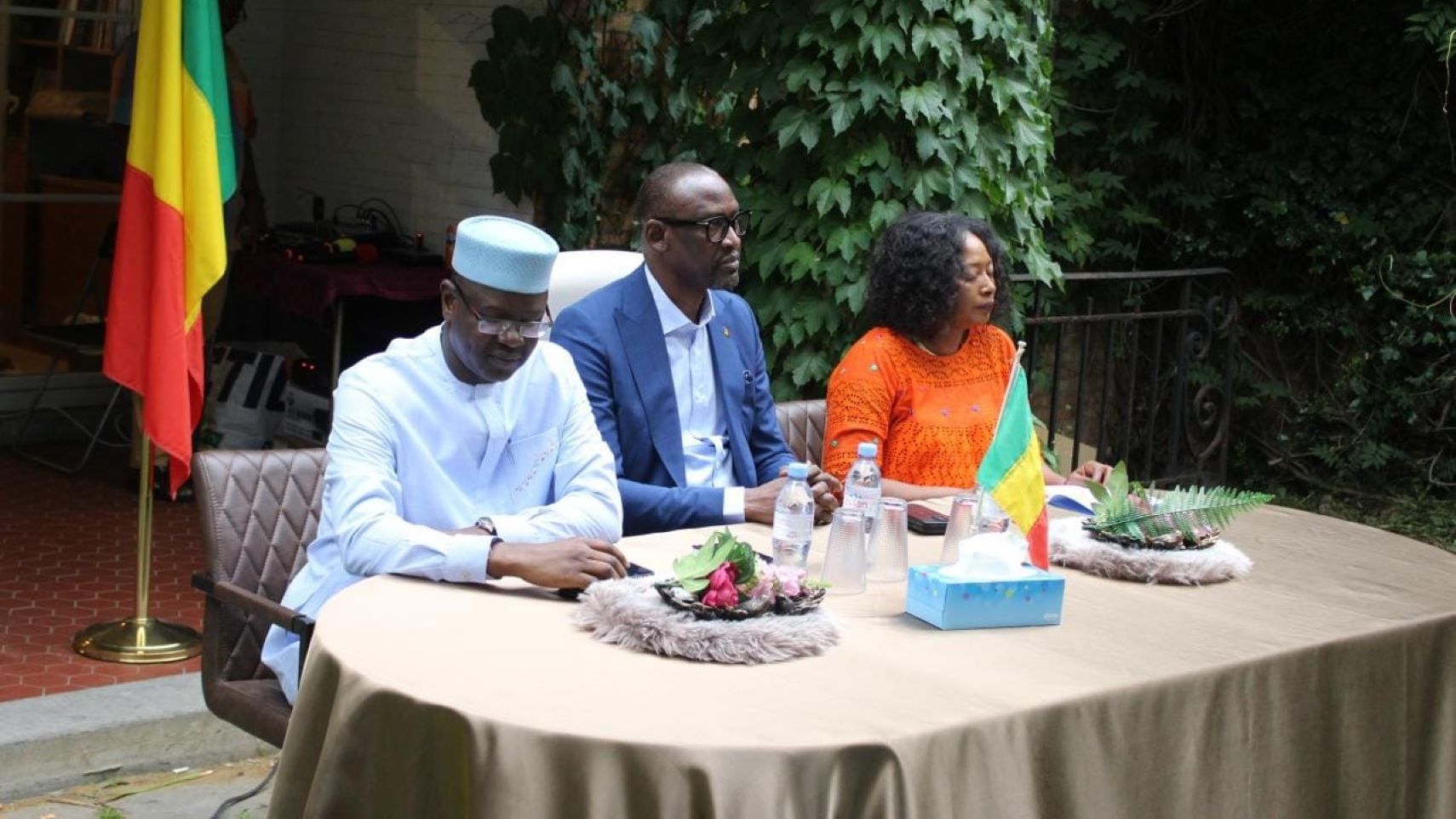 Le Ministre Diop a abordé la situation sécuritaire, économique et sociopolitique du pays, expliquant les défis et les enjeux géopolitiques liés à la mise en place de l’Agence de l’Énergie Solaire (AES). Il a également réitéré l’engagement des plus hautes autorités du Mali à répondre aux aspirations profondes des populations, incluant les préoccupations des Maliens de la diaspora.