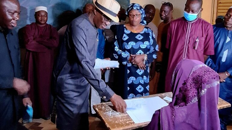 Le ministre a prodigué des conseils aux différents acteurs avant de procéder à l'ouverture officielle de la première enveloppe contenant les sujets. Il convient de noter qu'au total, 8565 candidats composent à travers toute l'étendue du territoire national.