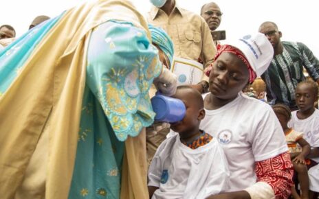 Devant se réaliser dans cinquante-sept (57) districts sanitaires avec la digitalisation de la gestion des données dans seize (16), cette campagne concernera à peu près 4 millions d’enfants de 3 à 12 mois dont 256 078 de 5 à 10 ans, pour près de quarante-cinq milles agents d’administration de médicaments et de mobilisation de proximité déployés dans l’ensemble des 57 districts sanitaires.