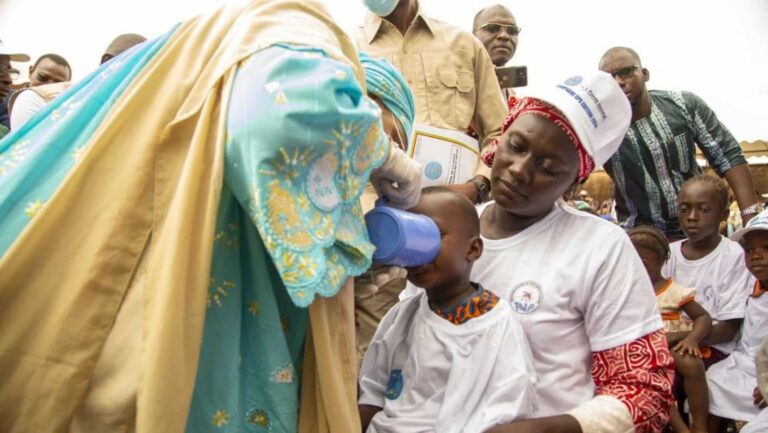 Devant se réaliser dans cinquante-sept (57) districts sanitaires avec la digitalisation de la gestion des données dans seize (16), cette campagne concernera à peu près 4 millions d’enfants de 3 à 12 mois dont 256 078 de 5 à 10 ans, pour près de quarante-cinq milles agents d’administration de médicaments et de mobilisation de proximité déployés dans l’ensemble des 57 districts sanitaires.