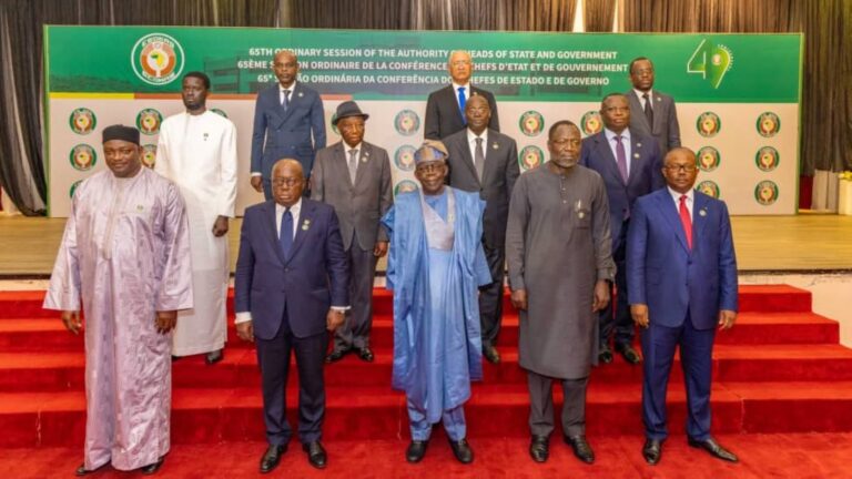 La Conférence ordonne au Conseil des Ministres de convoquer une session extraordinaire au cours du deuxième trimestre de 2025 pour examiner et adopter les modalités de départ et le plan d’urgence portant sur les relations politiques et économiques entre la CEDEAO et la République du Niger, la République du Mali et le Burkina Faso