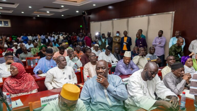 La relance dudit cadre intervient seulement 5 jours après la levée lors du Conseil des Ministres du 10 juillet 2024 de la mesure de suspension des activités des partis politiques et des activités à caractère politique des associations. Tout en se réjouissant de cette décision des plus hautes autorités, qui selon lui « contribue positivement à l’apaisement » du contexte politique, Moustapha SM CISSE a expliqué aux Partis Politiques et aux Organisations de la Société Civile que « ce nouveau contexte politique créé les conditions favorables pour le Cadre de concertation qui apparaît comme la matérialisation institutionnelle du dialogue nécessaire à des élections apaisées dans notre pays.