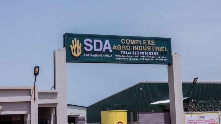 Fondé par M. Seydou KEITA, ancien footballeur international, le Complexe Agro-Industriel Seydou Diogo Awa (SDA), situé à Sanankoroba dans la région de Koulikoro, est une société anonyme établie sur une superficie de sept hectares. Il regroupe six unités industrielles de production, dont une unité de production d’huile végétale alimentaire, de tourteau et d’aliments pour bétail, une unité de production de beurre de karité, une unité de production de savon, et une unité de fabrication de bidons en plastique.