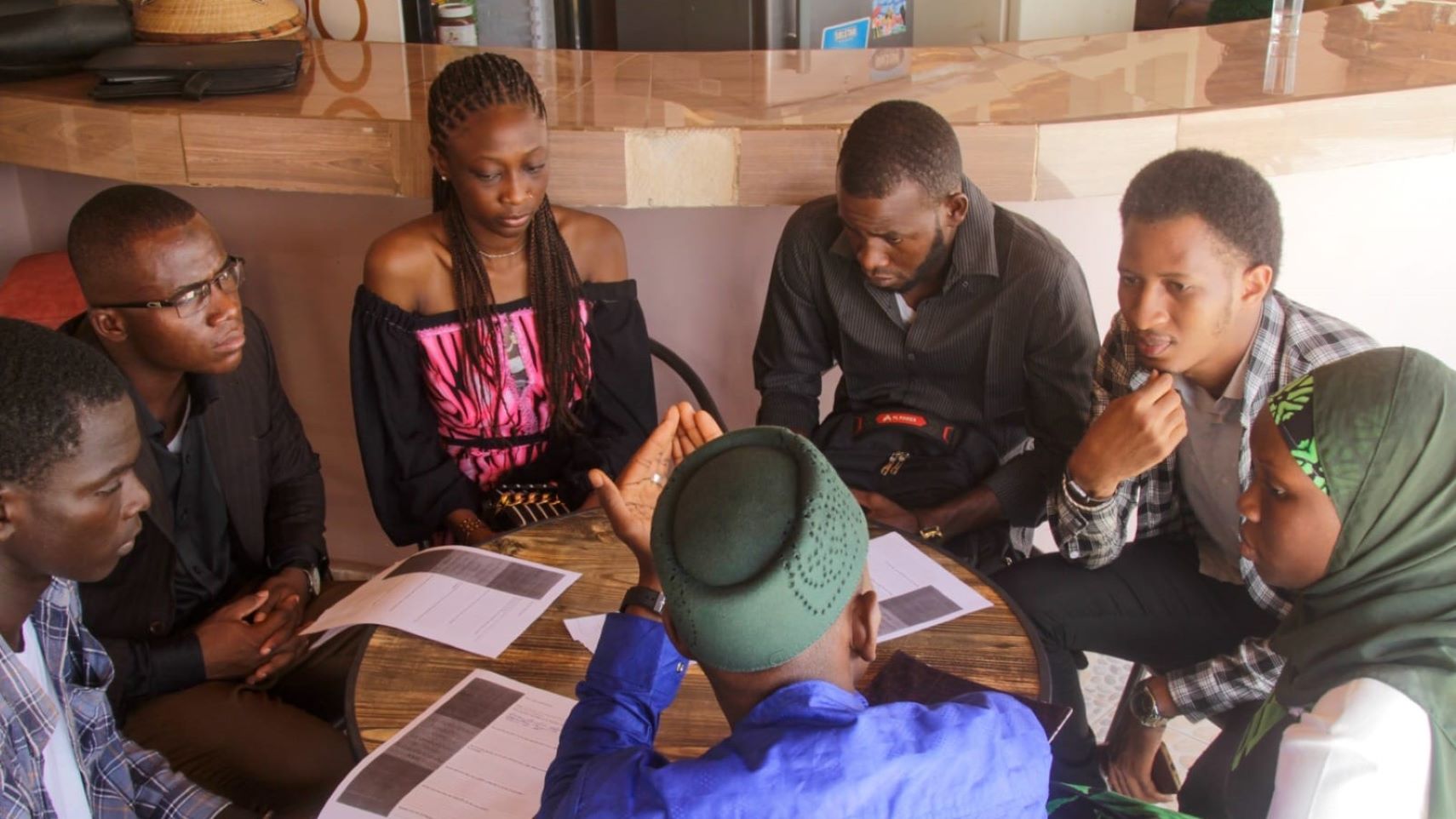 Ce concours est ouvert aux jeunes de moins de 30 ans ayant créé une entreprise répondant à un besoin concret dans leur environnement. Les candidats doivent démontrer comment leurs actions contribuent à améliorer le bien-être des habitants de leur commune.