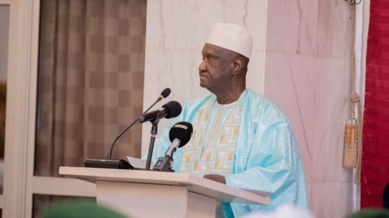 Ousmane Issoufi Maïga a reconnu que malgré les différents accords et chartes signés auparavant, la paix reste un objectif fragile au Mali. Il a exhorté les Maliens à s'approprier de la nouvelle Charte sans interférence extérieure. "Il faut désormais s'approprier de la charte sans interférence extérieure", a-t-il martelé.