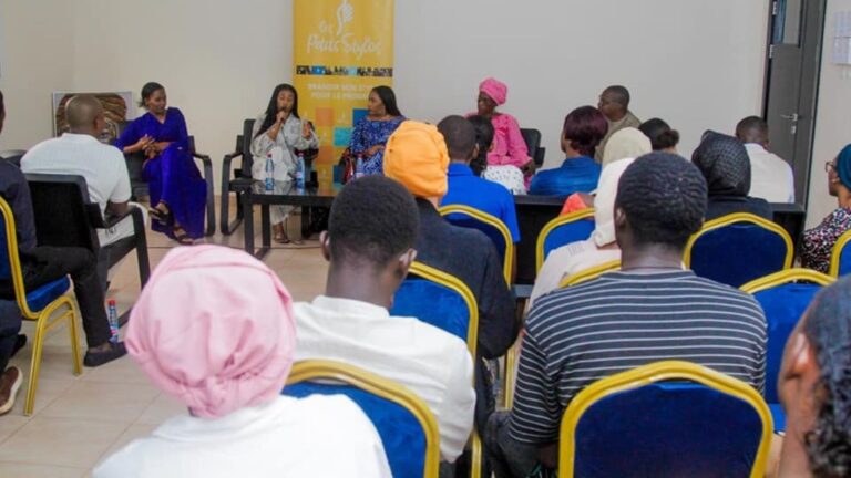 Le président de l’association Les Petits Stylos Fondation, Dr Tiefing Sissoko, a salué ces quatre magnifiques dames dont « le succès auprès des jeunes n'est pas une surprise ! » « Elles sont tenaces, combatives, inventives et clairvoyantes. Mantchini TRAORÉ, Dia SACKO Awa et Adam DRABO ont su articuler ces ingrédients du succès dans leurs discours pour inspirer la jeunesse Malienne. Et ce n'est pas que dans les discours. Leurs parcours offrent une excellente illustration. Dia s'appuie sur son expérience pluridisciplinaire pour innover sans cesse avec Mali Culture Media. Adam et Awa, deux jumelles très complémentaires, ont trouvé les ressources pour résoudre une problématique féminine vielle comme le monde avec les serviettes hygiéniques réutilisables SUTRA et Mantchini a fait des grins (groupe de jeunes oisifs) un espace de réflexion et de développement de projets d'entreprise », a-t-il déclaré.