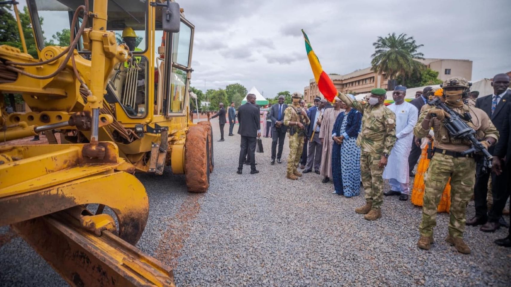 Ce projet routier futuriste, qui sera réalisé par le Ministère des Transports et des Infrastructures, prend le départ du carrefour du Grand Hôtel au rond-pont du Laboratoire Central Vétérinaire de Sotuba. Il permettra d’élargir ce tronçon urbain en 2x3 voies, avec des pistes cyclables,m et des passerelles pour piétons et contribuera à la modernisation du réseau routier, à la fluidité du trafic sur ce tronçon et à l’amélioration de la sécurité routière entre autres.