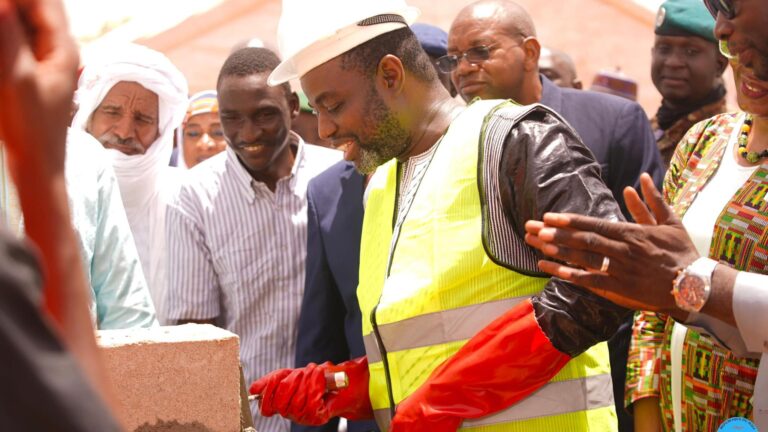 La Maison de la Justice de Mopti sera une structure multifonctionnelle comprenant des bureaux, des salles de formation et de réunion, ainsi qu'une zone de vie pour les magistrats et le personnel judiciaire. Cette infrastructure permettra d'abriter des sessions de formation pour les officiers de police judiciaire et les agents de l’administration pénitentiaire. Elle offrira également un cadre de travail sécurisé pour les magistrats en transit ou en séjour à Mopti.