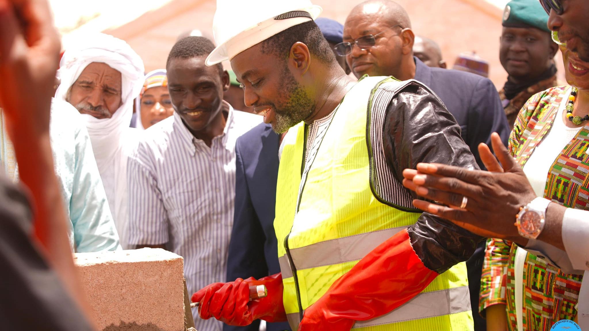 La Maison de la Justice de Mopti sera une structure multifonctionnelle comprenant des bureaux, des salles de formation et de réunion, ainsi qu'une zone de vie pour les magistrats et le personnel judiciaire. Cette infrastructure permettra d'abriter des sessions de formation pour les officiers de police judiciaire et les agents de l’administration pénitentiaire. Elle offrira également un cadre de travail sécurisé pour les magistrats en transit ou en séjour à Mopti.
