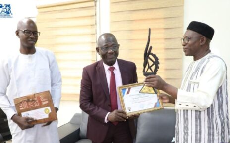 En plus de son attestation de reconnaissance, le DG, Ousmane Karim COULIBALY, a reçu des mains des organisateurs du congrès, un Ciwara, en guise de symbole pour magnifier sa bravoure et son engagement, lesquels ont permis de donner un éclat à ce 1er congrès de la SOMASST. En plus du Directeur général, son conseiller Dr. Zepré COULIBALY a également reçu une attestation de reconnaissance pour ses contributions remarquables à cet événement majeur touchant un domaine sensible de la protection sociale au Mali