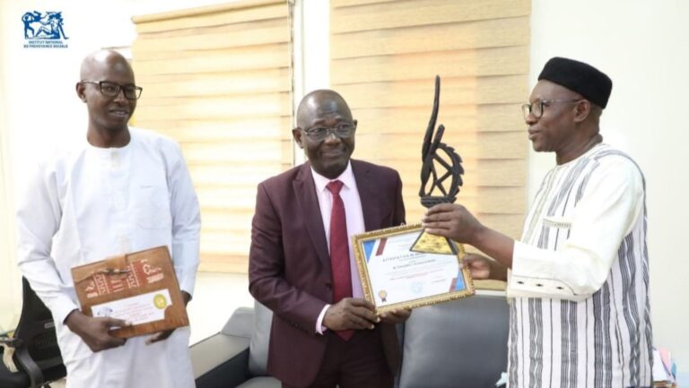 En plus de son attestation de reconnaissance, le DG, Ousmane Karim COULIBALY, a reçu des mains des organisateurs du congrès, un Ciwara, en guise de symbole pour magnifier sa bravoure et son engagement, lesquels ont permis de donner un éclat à ce 1er congrès de la SOMASST. En plus du Directeur général, son conseiller Dr. Zepré COULIBALY a également reçu une attestation de reconnaissance pour ses contributions remarquables à cet événement majeur touchant un domaine sensible de la protection sociale au Mali