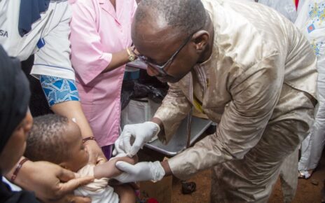 Cette introduction qui se fera de façon simultanée sur toute l’étendue du territoire nationale, concernera tous les enfants de 9 à 23 mois soit plus six millions et demie d’enfants, y compris ceux déjà vaccinés lors de la dernière campagne de mars 2024. Ces enfants recevront deux doses chacun, la première entre 9 et 11 mois et la seconde entre 15 et 23 mois à l’occasion des campagnes de PEV de routine.