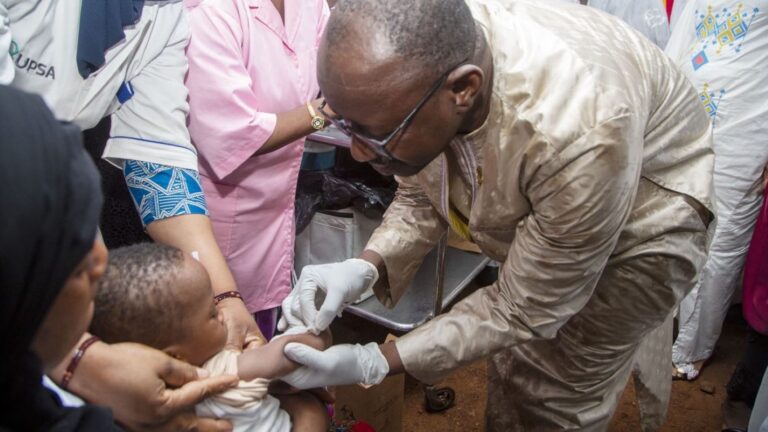 Cette introduction qui se fera de façon simultanée sur toute l’étendue du territoire nationale, concernera tous les enfants de 9 à 23 mois soit plus six millions et demie d’enfants, y compris ceux déjà vaccinés lors de la dernière campagne de mars 2024. Ces enfants recevront deux doses chacun, la première entre 9 et 11 mois et la seconde entre 15 et 23 mois à l’occasion des campagnes de PEV de routine.