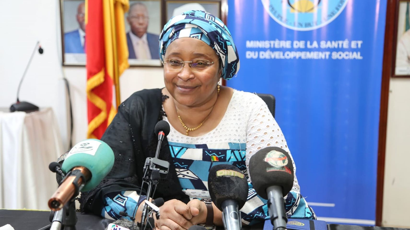 « L’heure n’est pas à la panique, mais plutôt à la mise en œuvre diligente des mesures édictées » sont les mots prononcés par le ministre le Colonel Assa Badiallo Touré. Et d’ajouter « que même si notre pays n’a enregistré aucun cas de variole de singe à ce jour… il ne faut pas baisser les bras, il faut prendre toutes les mesures nécessaires pour maintenir le cap de zéro cas décelé au Mali. Cela implique de se lever tôt pour avoir plus de chance d’éviter la propagation du virus ».