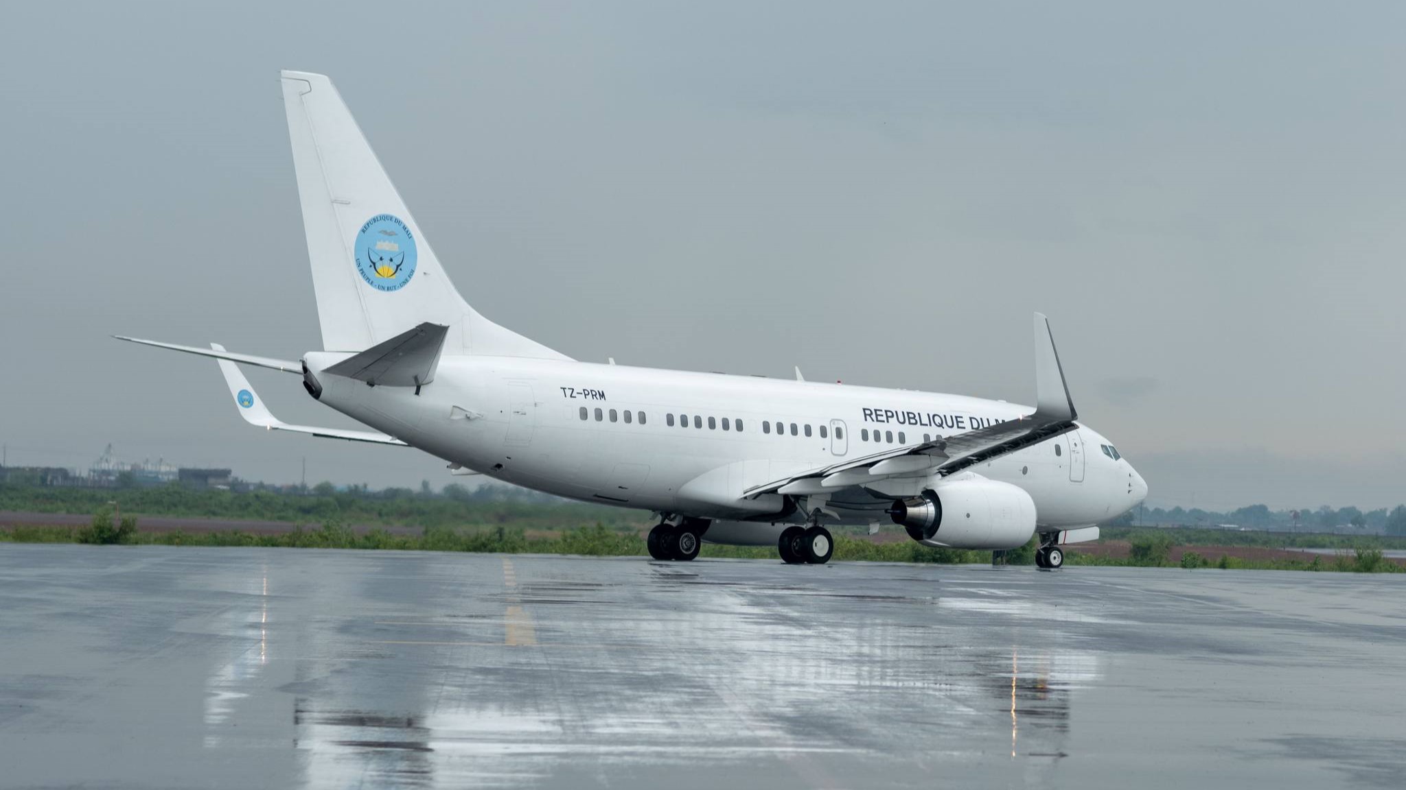 La création de « Mali Airlines-Sa » marque un tournant crucial pour le Mali, un pays enclavé avec une étendue de 7 420 km de frontières partagées avec sept autres pays. Cette nouvelle compagnie vise à restaurer la fierté nationale qui avait caractérisé les précédentes compagnies aériennes du pays. De 1960 à 1985, « AIR MALI » avait été le symbole de la connectivité et de la mobilité pour les Maliens, avant sa fermeture. Ensuite, de 2005 à 2012, la desserte aérienne intérieure et extérieure a été assurée par la Compagnie aérienne du Mali. Depuis lors, ce sont des compagnies privées qui se sont chargées de ces liaisons.