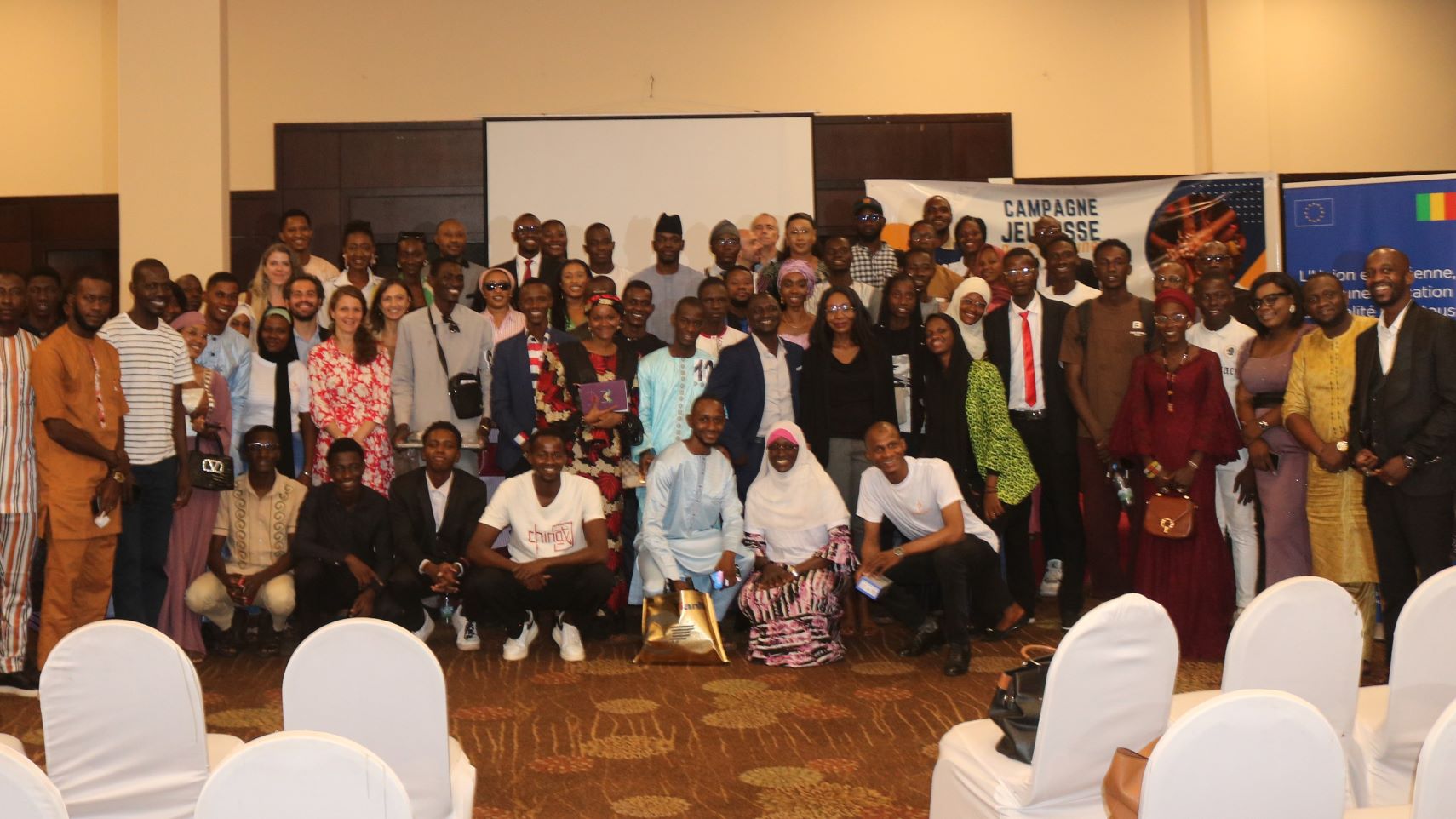 Les thématiques abordées étaient : « Information et stratégie d’action sur soi », « Information et engagement politique et citoyen », « Information, pouvoir et supports de message » et « Information, décision et action sur l’environnement ». Ces activités étaient complétées par des ateliers et des concours pour ceux ayant créé des entreprises utiles et impactant leur environnement.