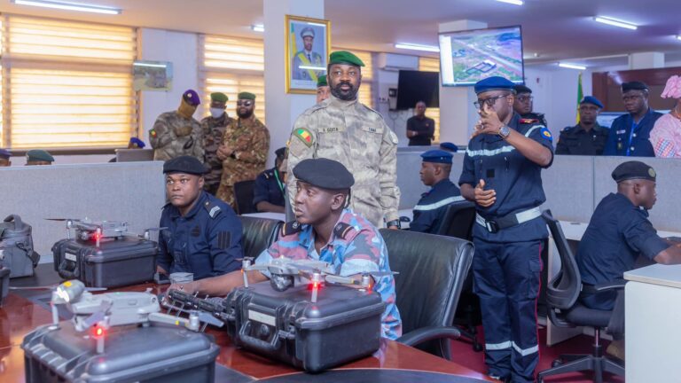 Le CECOGEC joue un rôle central dans la gestion des crises au Mali. Sous la coordination du Ministre de la Sécurité et de la Protection Civile, ce centre a pour mission de fournir aux décideurs politiques des informations précises et des options de réponse adaptées pour surmonter les crises, en minimisant les pertes humaines et les dégâts matériels.