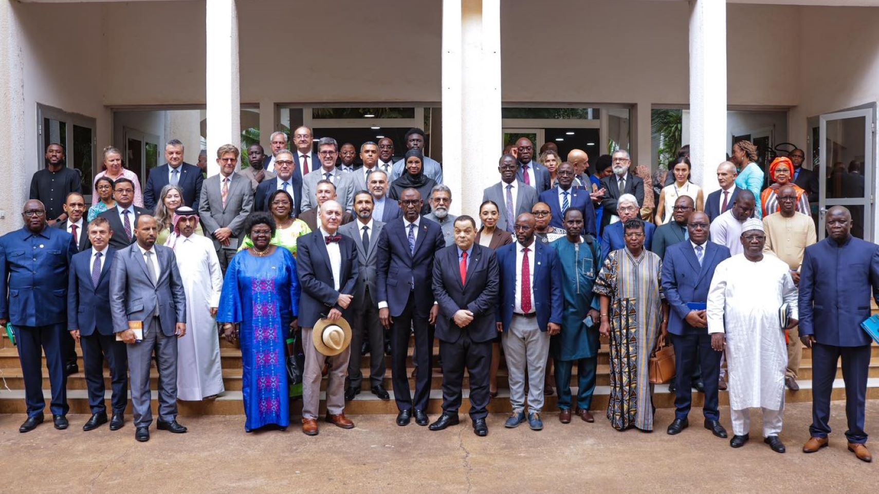 Le deuxième point de la rencontre a porté sur la situation sécuritaire alarmante à Tinzawatène, où des groupes terroristes coalisés, soutenus par des acteurs étrangers, dont l'Ukraine, ont perpétré des actes de violence inouïs contre les forces de défense et de sécurité maliennes. Le Ministre Diop a exprimé son indignation face à l'implication avouée de l'Ukraine dans cette attaque terroriste, tout en soulignant l’incohérence de cette demande de preuves émise par ce pays, malgré son implication publique.