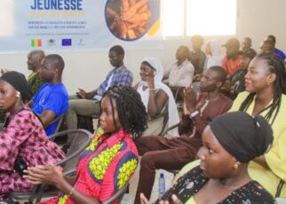 Cet événement marque le début de la quatrième et dernière semaine de la Campagne Jeunesse 2024, organisée par Les Petits Stylos Fondation en collaboration avec la Délégation de l’Union Européenne au Mali. Le thème de cette semaine est « le renforcement des capacités d’agir des jeunes sur eux-mêmes et leur environnement ».
