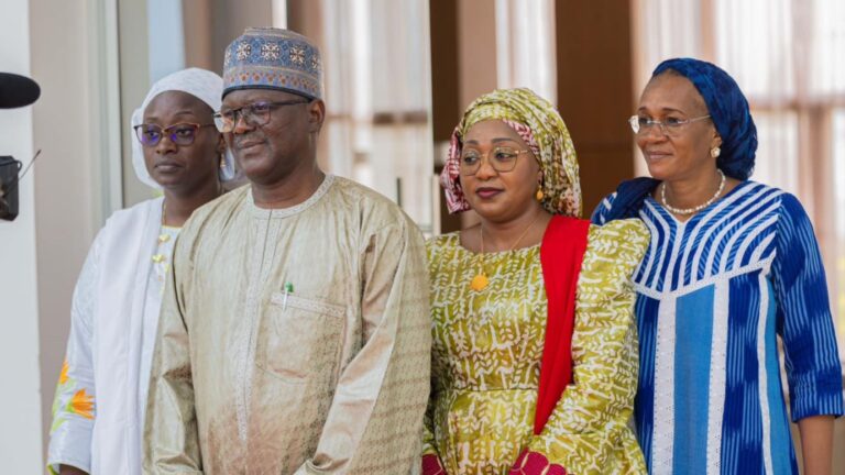 À la fin de l’audience, le Médecin Colonel Major Garba Hakimi a salué le Président Goïta pour son accueil et ses conseils dans le cadre des travaux interministériels actuellement en cours à Bamako. Ces travaux visent à exploiter et développer les atouts et forces des femmes dans les différents mécanismes de sécurisation, de pacification et de développement de nos pays.