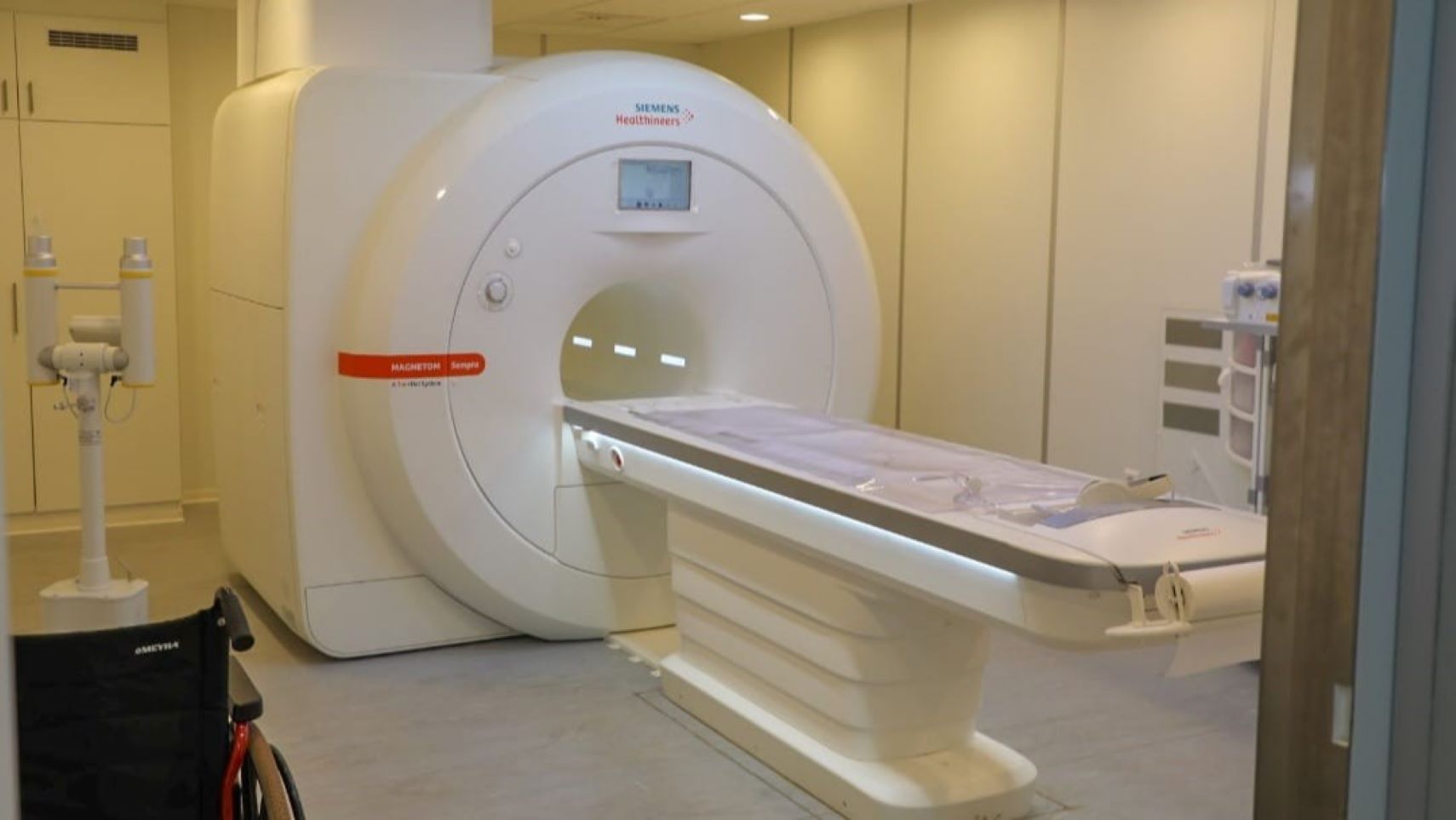 Ce don d’environ six milliards de francs CFA a été financé à concurrence de près de quatre milliards huit cent millions par l’Etat et de cinq cent millions de francs CFA par l’UNICEF.