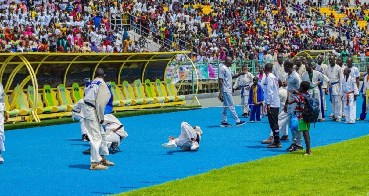 Le stade Abdoulaye Makoro Sissoko a été rénové sur fonds propres du budget national. Il ne s'agit pas de simples infrastructures, mais de réalisations qui répondent aux normes et standards internationaux. Nous espérons que, comme d'autres stades rénovés durant la Transition, tels que le stade du 26 Mars, le stade Mamadou Konaté et le stade de Sikasso, le stade de Kayes bénéficiera de l'homologation de la FIFA