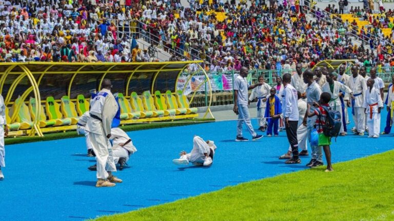 Le stade Abdoulaye Makoro Sissoko a été rénové sur fonds propres du budget national. Il ne s'agit pas de simples infrastructures, mais de réalisations qui répondent aux normes et standards internationaux. Nous espérons que, comme d'autres stades rénovés durant la Transition, tels que le stade du 26 Mars, le stade Mamadou Konaté et le stade de Sikasso, le stade de Kayes bénéficiera de l'homologation de la FIFA