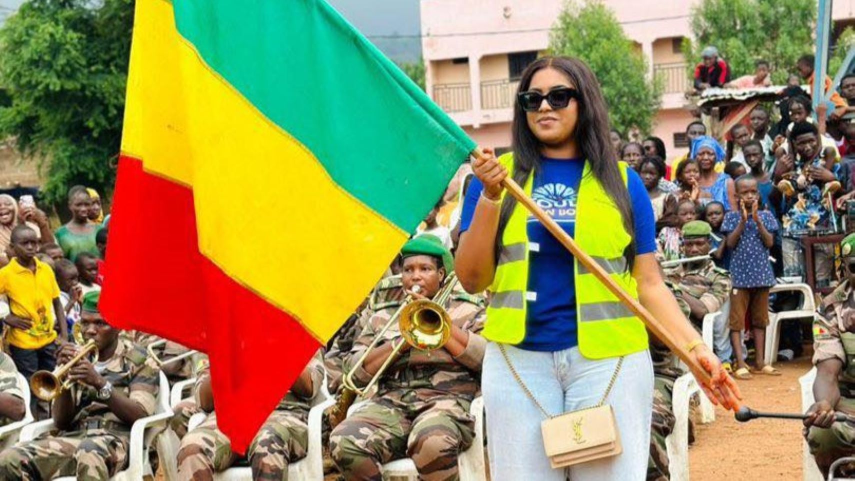 Alors que l’Hivernage Tour III entame sa septième semaine, la Présidente Fatoumata Batouly Niane, CEO du Touly’S Groupe, a réitéré son soutien inébranlable aux Forces Armées Maliennes (FAMa), récemment victimes d’attaques terroristes à Tinzaouatene.