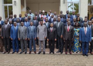 La conférence a servi de cadre pour entretenir les représentants du Togo à l’extérieur sur plusieurs sujets d’intérêt national, notamment la Constitution de la Ve République, la mise en œuvre de la feuille de route gouvernementale, le programme d’urgence et de renforcement de la résilience des populations dans la région des savanes, l’optimisation de la diaspora dans le développement national, le 9e congrès panafricain de Lomé, la gestion financière et comptable des ambassades ainsi que les nouvelles procédures de visa pour le Togo.