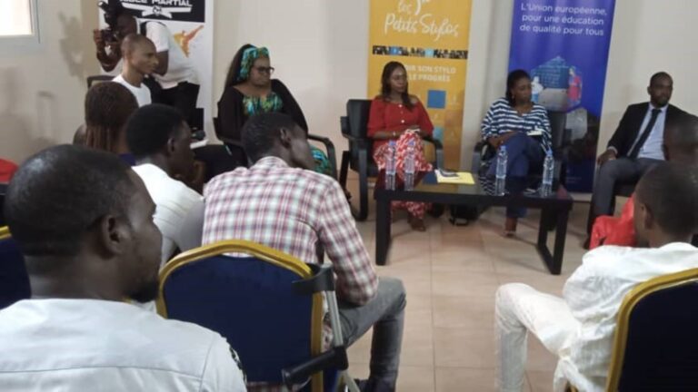 Animée par Mme Nana Alassane Touré, présidente de l'ONG SAGOPS, Mme Aïssata Ly, fondatrice de Ly’A Sarl et formatrice Alumni NIMD, Mme Taki Kanté, assistante à la coopération économique, écrivaine Alumni NIMD, et Miky Keïta, banquier privé et président du parti FASO DENW, cette table ronde a mis en lumière les défis et les opportunités auxquels les jeunes sont confrontés pour agir sur leur environnement