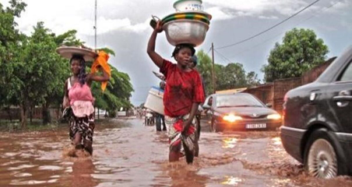 Le ministre de la Sécurité et de la Protection civile, Daoud Aly Mohammedine, a présenté la situation au plan national du 16 au 19 août 2024. Les Régions de Kayes, Koulikoro, Ségou, Mopti, Tombouctou, Gao, Bandiagara, Douentza et le District de Bamako ont enregistré quarante-trois cas d’inondations ayant touché 1182 ménages, soit 7700 sinistrés. Pire, il est déploré cinq morts et neuf blessés.